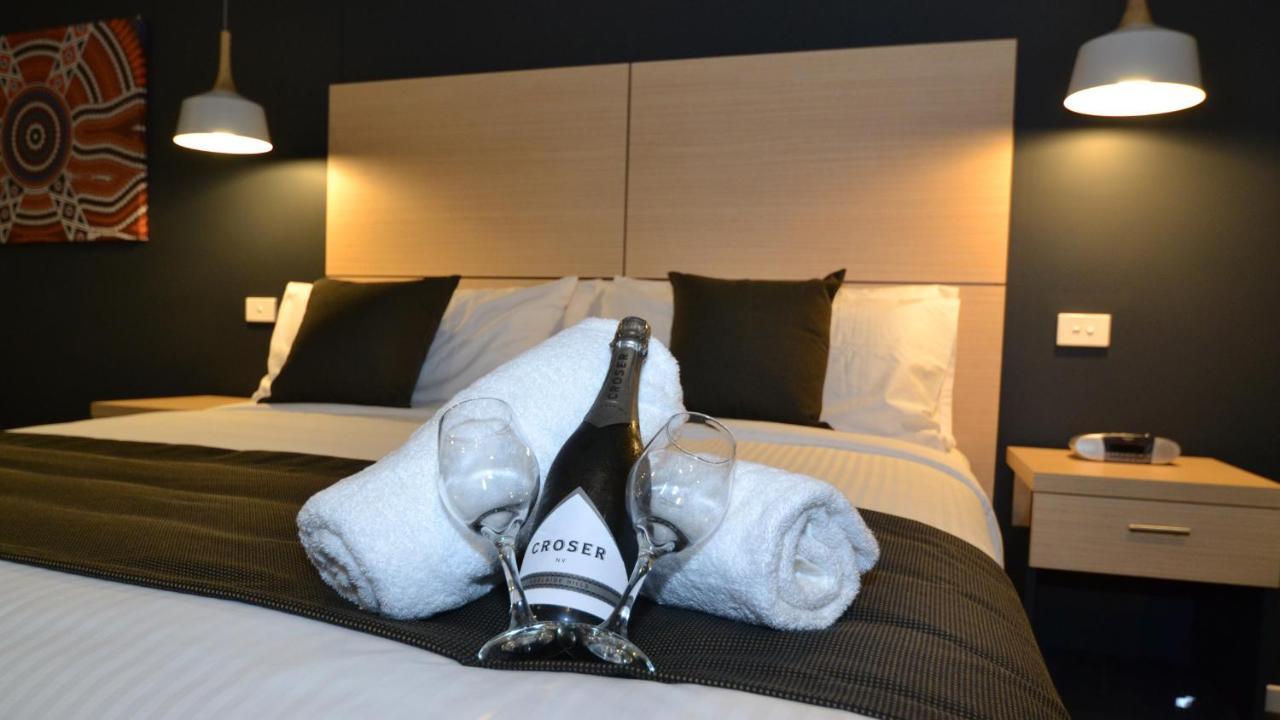 The Astor Suites โกลเบิร์น ภายนอก รูปภาพ